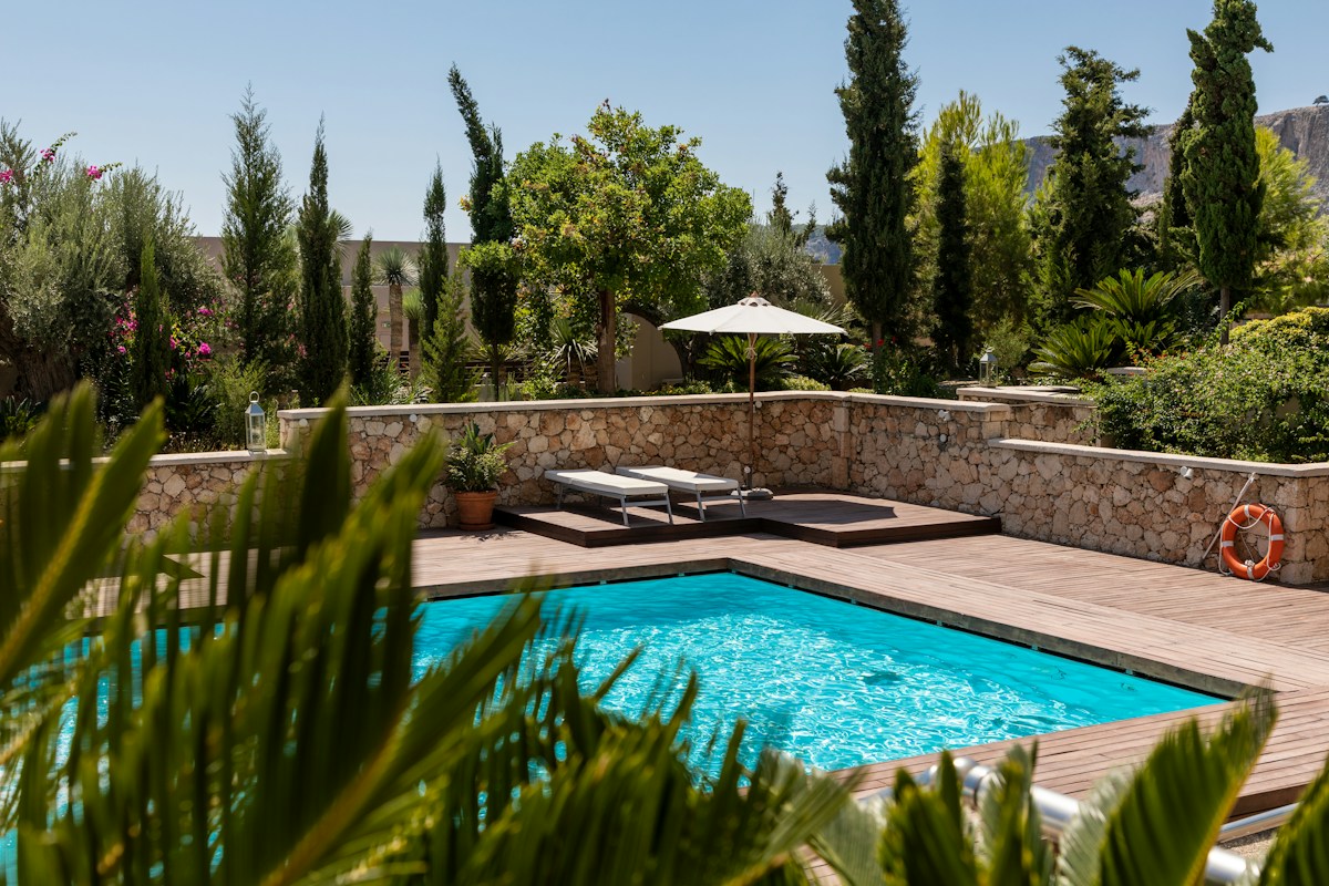 Piscina con jardín usada como inspiración de diseño